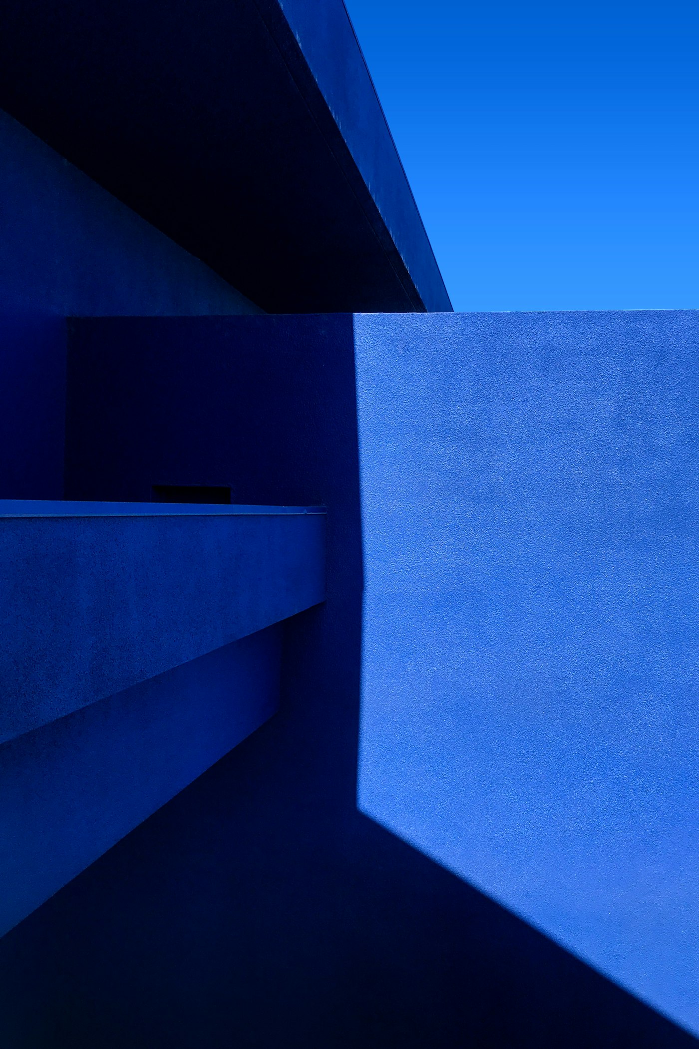 Architecture moderne sous ciel bleu